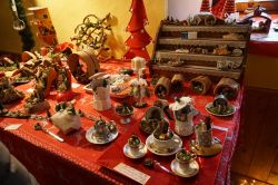 Souvenir natalizi in un negozio del borgo di ...