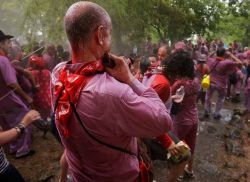 Oltre al combattimento a suon di litri di vino tinto, la  Batalla del Vino di Haro prevede a mezzogiorno una corrida a Piazza de la Paz, e poi il pranzo tipico a base di lumache e... abbondante ...