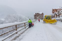Spalaneve in azione dopo una tormenta di neve a Les Contamines-Montjoie (Francia).

