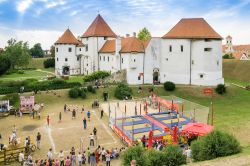Giochi e intrattenimento davanti al Castello di Varazdin (Croazia) durante lo Spancirfest, un appuntamento che ogni anno richiama in città fino a 100.000 visitatori - foto © ...