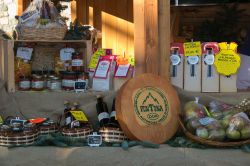 Specialità gastronomiche in un mercatino in strada di Aosta - © Buffy1982 / Shutterstock.com