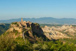 Lo sperone di tufo su cui sorge Civita di Bagnoregio, ...