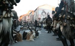 Lo spettacolare Carnevale Samugheo, una delle manifestazioni folkloristiche più belle della Sardegna - © www.sardegnaturismo.it
