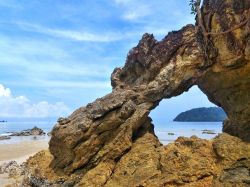 Una spettacolare formazione rocciosa sulla spiaggia di Koh Phayam, provincia di Ranong, Thailandia.

