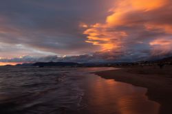 Spettacolare tramonto in Versilia: siamo a Marina di Massa in Toscana