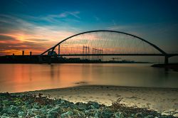 Una spettacolare veduta del ponte "de Oversteek" nei pressi di Nijmegen, Olanda, al tramonto. Terzo ponte sul fiume Waal, è stato inaugurato nel novembre 2013. 
