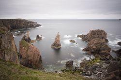 Spettacolari scogli a Lewis and Harris, Scozia - Coste frastagliate e formazioni rocciose dalle forme più bizzarre rendono la più grande isola delle Ebridi Esterne uno scenario ...