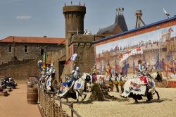 Spettacolo con cavalli e cavalieri al parco tematico di Puy du Fou a Les Epesses, Francia - © Alexey Gorshenin / Shutterstock.com