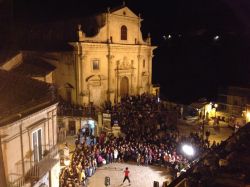 Spettacolo di artisti di strada a Ragusa durante la manifestazione Ibla Buskers