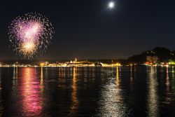 Lo spettacolo dei fuochi d'artificio sul lago Maggiore ad Arona, Piemonte - Una bella immagine di giochi pirotecnici che illuminano le acque del lago © Massimo De Candido / Shutterstock.com ...