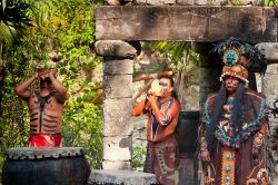 Spettacolo nella giungla del parco di Xcaret, Messico: si tratta dell'antica "danza del gufo" - © Patryk Kosmider / Shutterstock.com