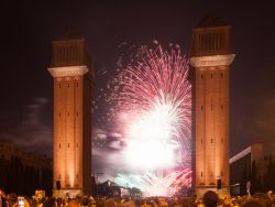 Spettacolo pirotecnico a Plaza de Espana durante il Festival La Merce di Barcellona, che celebra il patrono della città - © Iakov Filimonov / Shutterstock.com