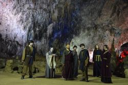 Spettacolo teatrale nelle Grotte di Pertosa in Campania, provincia di Salerno - © Il Demiurgo01, CC BY-SA 4.0, Wikipedia