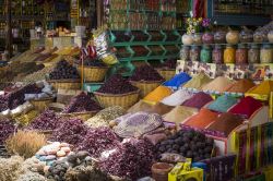 Spezie e erbe in un tradizionale mercato (il suq) di Luxor, Egitto.
