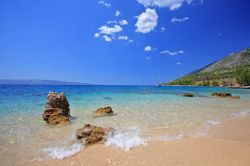 Il mare di una spiagga a Brac (Brazza) la grande isola della Dalmazia in Croazia - © Ljupco Smokovski / Shutterstock.com
