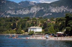 Una giornata estiva a Bellagio, sul lago di Como. A partire dal mese di giugno, le spiagge del lago lombardo si riempioni di vacanzieri - foto © Marco Scisetti / Shutterstock.com