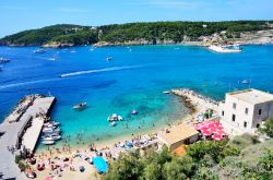 La spiaggetta affollata durante i mesi estivi. Le Tremiti da giugno a settembre si riempiono di turisti, ma durante l'anno sono poate da poco più di 400 abitanti.