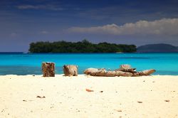 Spiaggia dorata a Vanuatu: siamo a Port Olry, nel Pacifico meridionale - © livcool / Shutterstock.com