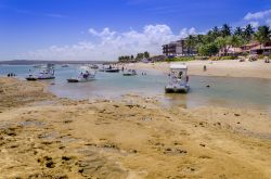 Spiaggia a Barra do Sao Miguel, stato di Alagoas, Brasile. Siamo in una delle più divertenti e suggestive spiagge protette dalla barriera corallina nei pressi di Maceiò - © ...