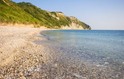 Spiaggia a ciottoli nella zona di Portonovo nelle Marche