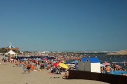 Sono circa 7 i chilometri di sabbie fini che vengono presi d'assalto in estate a La Grande Motte, la località costiera in Liguadoca-Rossiglione, nel sud della Francia - © Philip ...