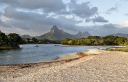 Spiaggia a Tamarin, isola di Mauritius - Apprezzata dagli appassionati di surf, Tamarin vanta anche un'altra interessante attrazione data dalla possibilità di incontrare i delfini: ...