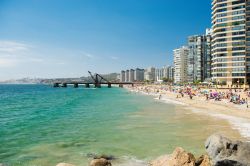 Una spiaggia a Valparaíso, Cile. Le locali spiagge non sono molto grandi e non tutte sono balneabili, ma in estate richiamano molti turisti.