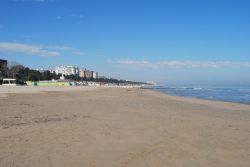 Spiaggia sull'Adriatico in una giornata di sole a Pescara, Abruzzo. Il bel litorale della città, la più popolosa d'Abruzzo e la 35^ d'Italia - © neuartelena / ...