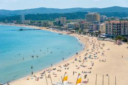 Spiaggia affollata in estate a Le Lavandou, Var, Francia, fotografata dall'alto - © Juergen Wackenhut / Shutterstock.com