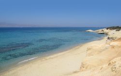 Spiaggia costiera dell'isola di Naxos, Grecia - Che siano sulla costa est o ovest, le spiagge di Naxos sono fra le più belle della Grecia: sabbia fien e acque cristalline dell'Egeo ...