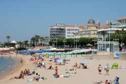 Spiaggia attrezzata a Saint Raphael, Francia. Sdraio e ombrelloni per questo tratto di litorale di Saint Raphael nei pressi di un resort - © Philip Lange / Shutterstock.com