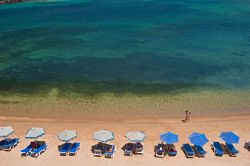Una spiaggia attrezzata sull'isola di Kos, Grecia - © Harald Lueder / Shutterstock.com