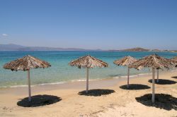 Spiaggia attrezzata sull'isola di Naxos, Grecia - Naxos ha una soluzione per tutte le esigenze di vacanza. La costa occidentale dell'isola offre spiagge sabbiose molto lunghe e centri ...