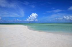 Una spiaggia bianca deserta a Cayo Guillermo, isola di Cuba. La più famosa dell'isola è sicuramente Playa Pilar