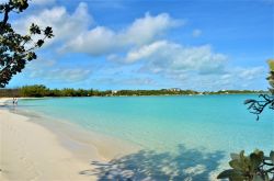 La spiaggia bianca di Great Exuma a George Town, Bahamas. Great Exuma è la principale delle isole di questo arcipelago. E' collegata a Little Exuma da un ponte.



