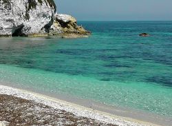 La spiaggia bianca di Padulella, isola d'Elba. Siamo nella costa nord di Portoferraio: questa bella spiaggia, fra le più amate dagli abitanti dell'isola e dai turisti, si trova ...