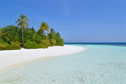 Una spiaggia incontaminata con sabbia bianca ...