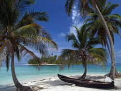 Spiaggia bianca tropicale a San Blas, Panama. A costituire l'arcipelago sono circa 380 fra isolotti e atolli di cui meno di 50 abitati.



