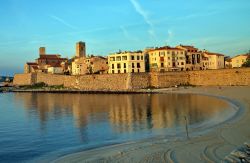 Tramonto su Antibes, Francia - La spiaggia del borgo di Antibes, la cittadina della Costa Azzurra in Provenza, ritratta al calar del sole - © VDV / Shutterstock.com