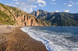 La spiaggia di Bussaglia a Serriera nella Corsica ...