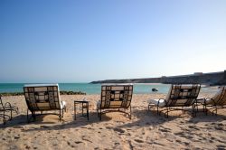 Spiaggia Hotel Calipau Sahara, Dakhla: è la spiaggia privata dell'hotel, situata in una piccola baia al riparo dalle forti correnti oceaniche. Le camere dell'hotel si affacciano ...