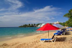 Spiaggia caraibica con sdraio e ombrelloni a Sosua, Repubblica Domenicana.



