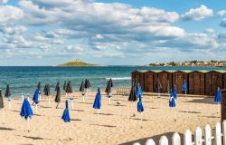 Spiaggia con distanziamento sociale al tempo di Covid-19: siamo a Isola delle Femmine in Sicilia