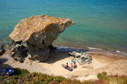 Spiaggia con formazione rocciosa a Lemnos, Grecia - Una caratteristica roccia a forma di fungo su un tratto di spiaggia a Lemnos, isola greca dell'Egeo settentrionale © vlas2000 / Shutterstock.com ...