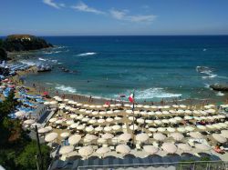 Spiaggia con ombrelloni e sdrai a Castiglioncello, Toscana, in una giornata estiva di sole - © Daria Trefilova / Shutterstock.com