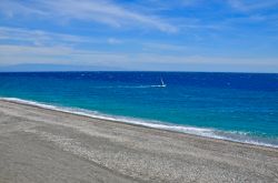 Spiaggia con sabbia lavica nel villaggio medievale di Forza d'Agrò (Messina), Sicilia.



