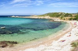 La spiaggia di Corbara: ci troviamo alla Marina di Davia in Balagne, il tratto di costa del nord della Corsica compreso tra Calvi e Ile Rousse - © Bouvier Ben / Shutterstock.com
