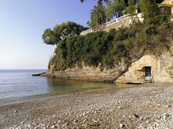 Spiaggia del Buse nella baia di Cabbé a Roquebrune-Cap-Martin, Francia, di mattina.
