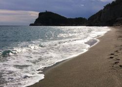 La spiaggia del Malpasso, Baia dei Saraceni a Varigotti in Liguria

