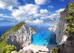 La spiaggia del Naufragio (Navagio) a Zante: in primo piano il relitto di una bìnave naufragata alla fine degli anni '80 sull'isola di Zacinto, in Grecia